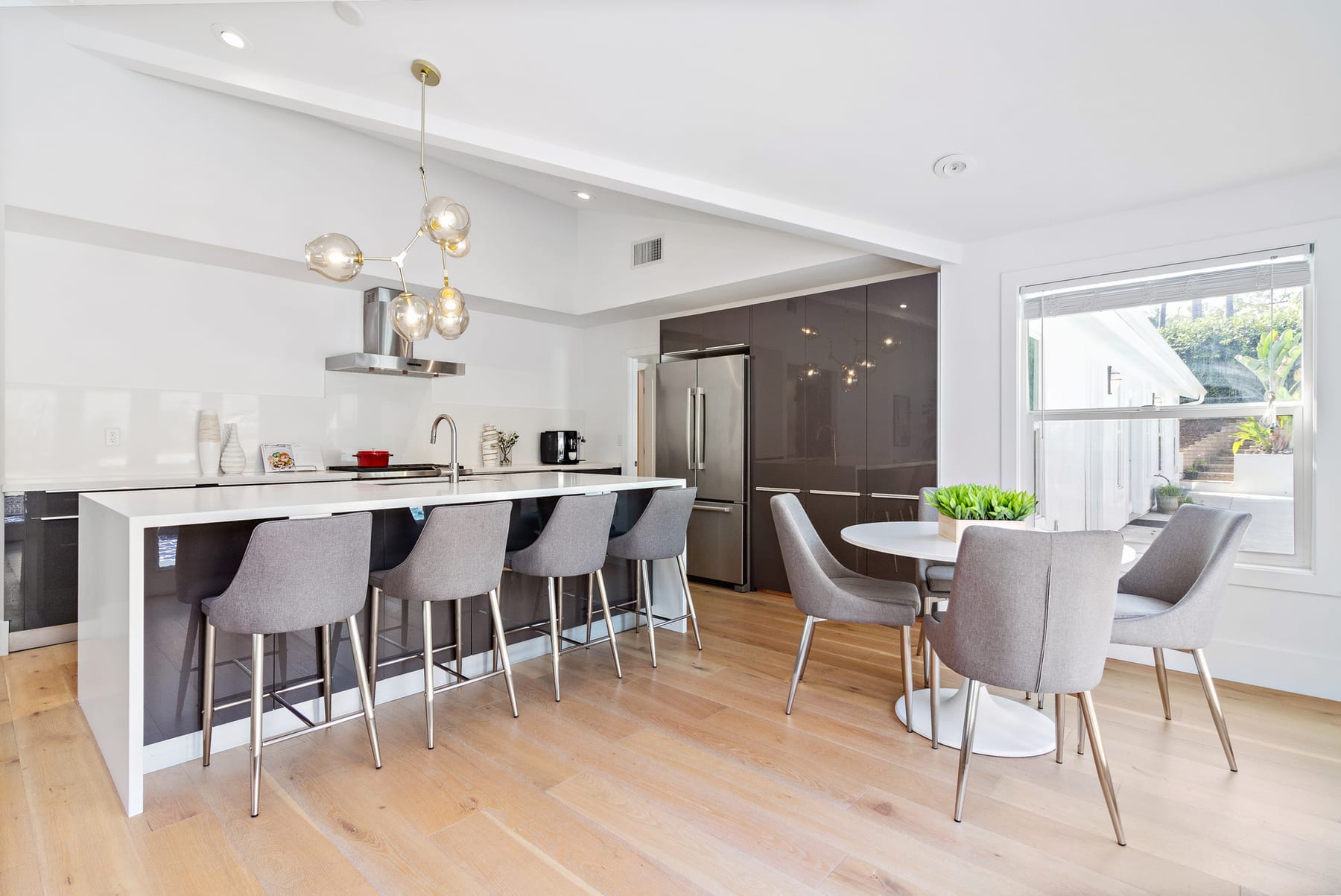 3611 Lakeview